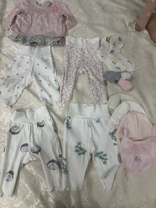 Чепчики, слюнявчики, ползунки, кофточки