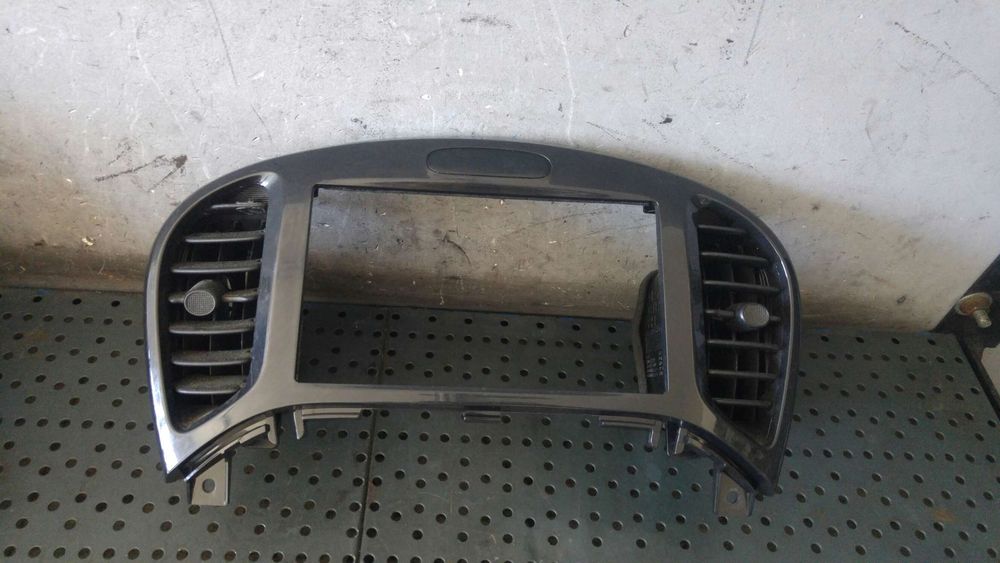 Trim consola centrala cu guri ventilatie centrale nissan juke f15 682601ke0a 682u11ke0a