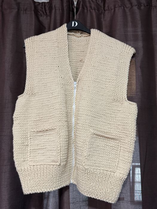 Vestă tricotată crem , cu fermoar – handmade