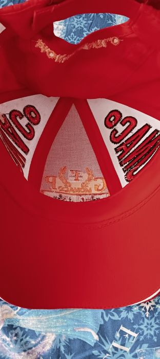 Червени летни шапки