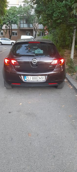 Vând Astra j 1.7