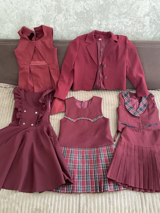 Школьная форма бордового цвета.