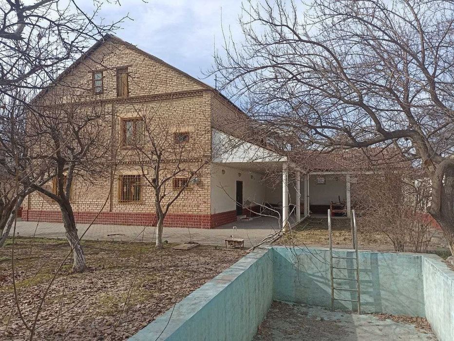 Katta hovli uy sotiladi