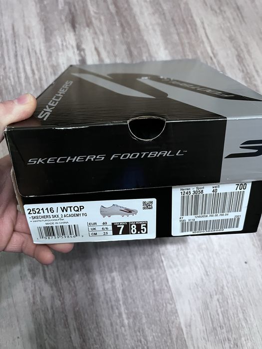Ghete de fotbal cu crampoane Skechers noi nr.40 si 41