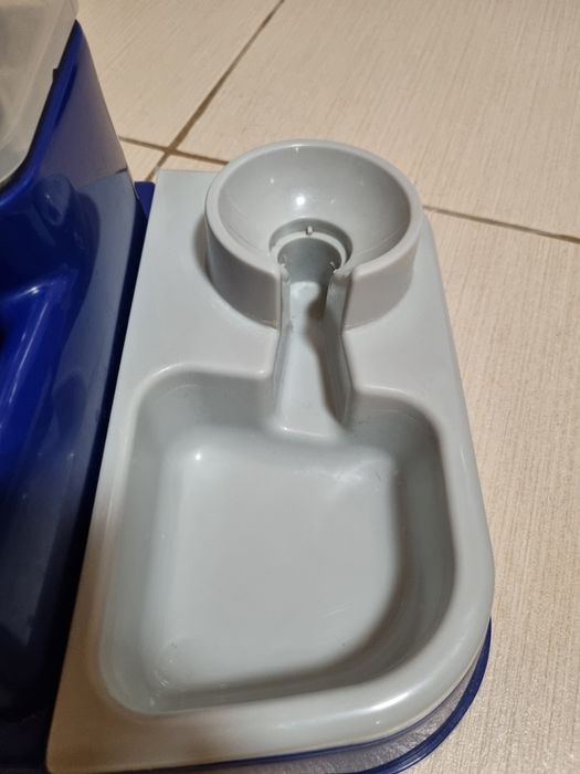 Distribuitor/Dozator hrana si apa