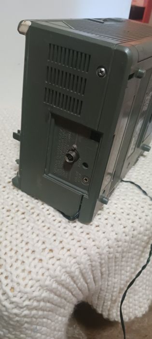 Televizor auto silver are și radio functional   functional