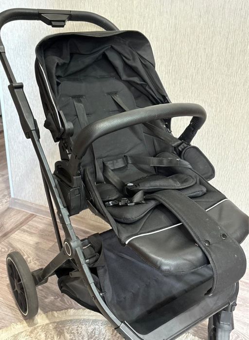 Продам коляску черная