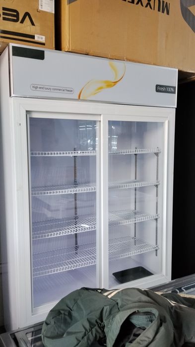 Стоящий холодильник