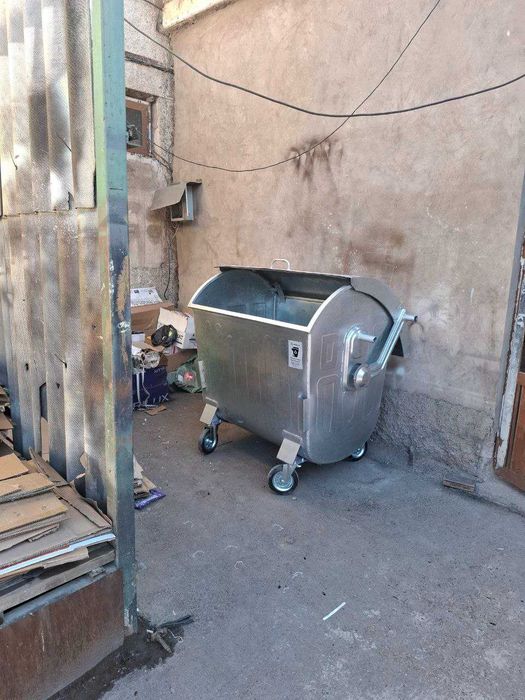 Мусорные баки 1100 л — металлические, новые, с доставкой