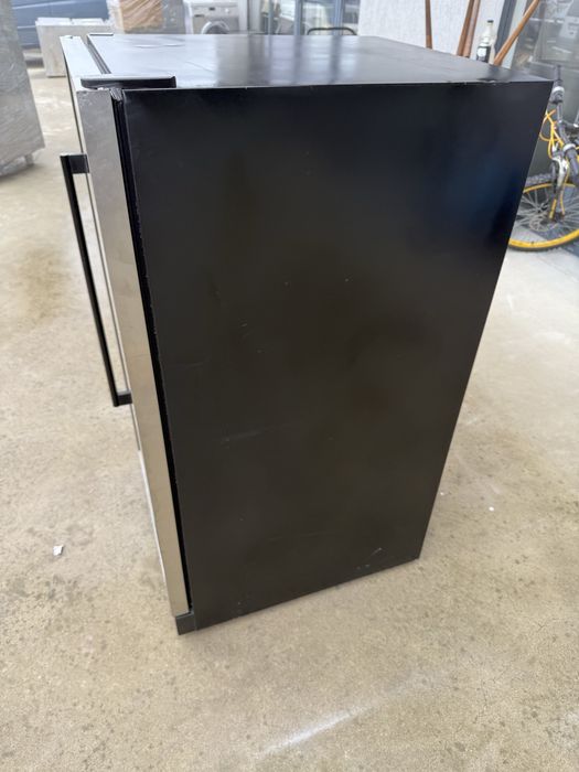 Витрина за вино с 2 температурни нива и вентилатори