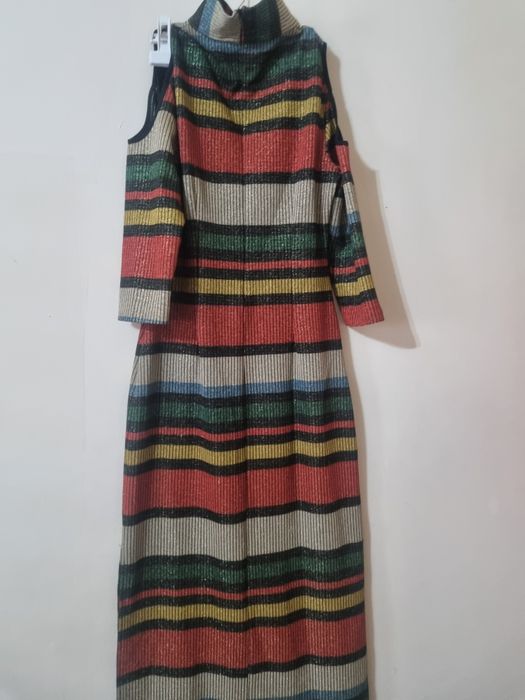 Rochie lungă cu umeri goi