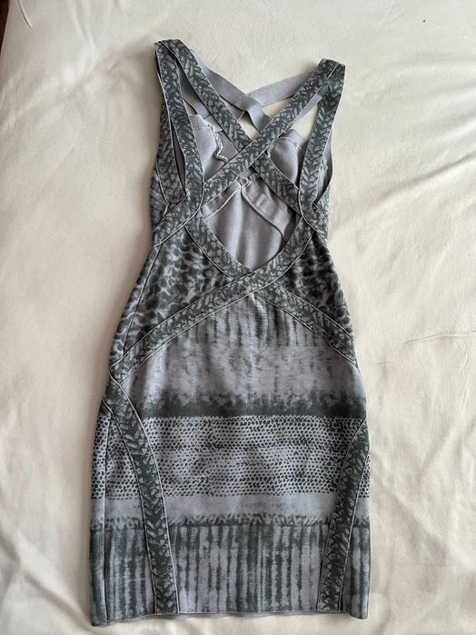 бандажна рокля с гол гръб