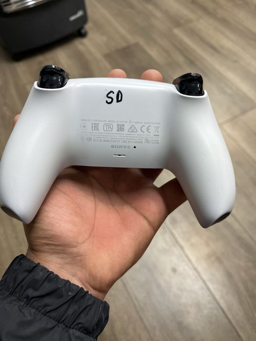 2 manete ps5 aproape noi