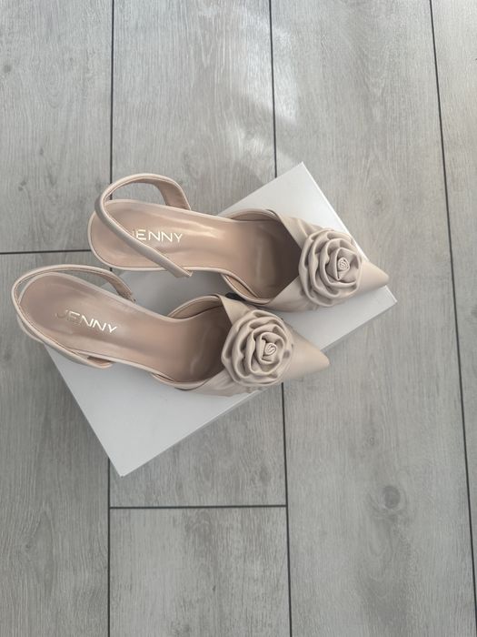 Бежови високи токчета