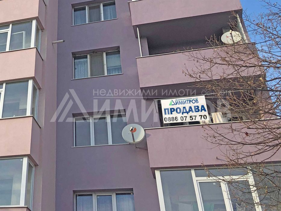 Продава тристаен апартамент 77 кв.м. в саниран блок в гр. Нови пазар.