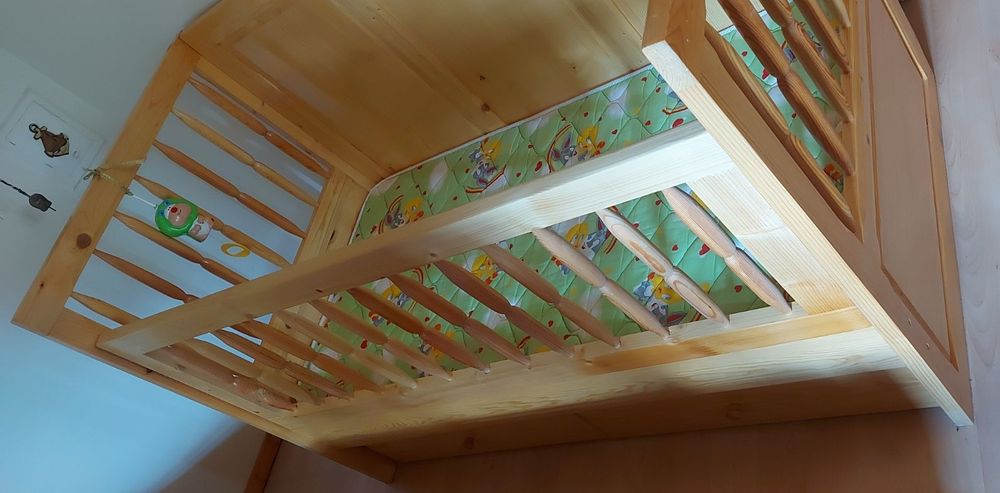 Детско легло с матрак и подвижна решетка