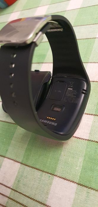 Продавам часовник Samsung Gear S
