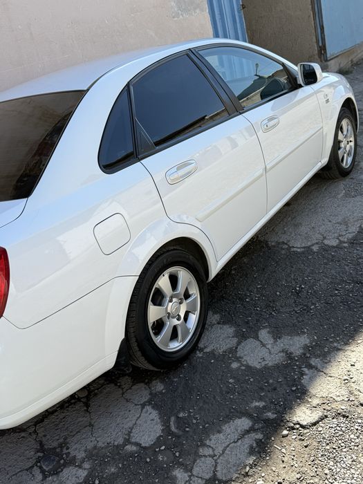 Mashina yaxshi holata oldi kapotida kichkina petnosi bor