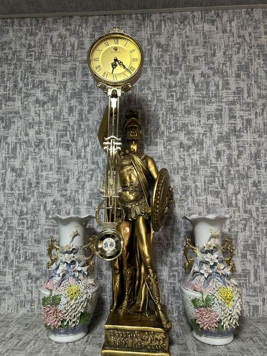 Статуя часовая для оффиса