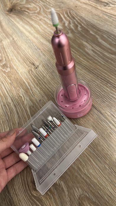 Професионален комплект за маникюр - лампа, ел.пила, гел лакове и др.