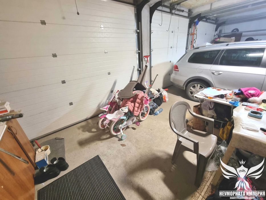 Продавам къща с РЗП 430кв. с двор 835кв. в гр. Пловдив, кв. Беломорски