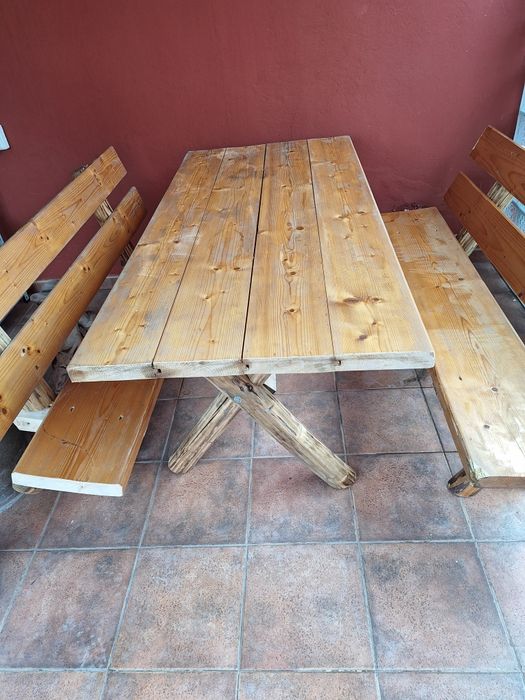 Vind o masa și 2 bănci rustice