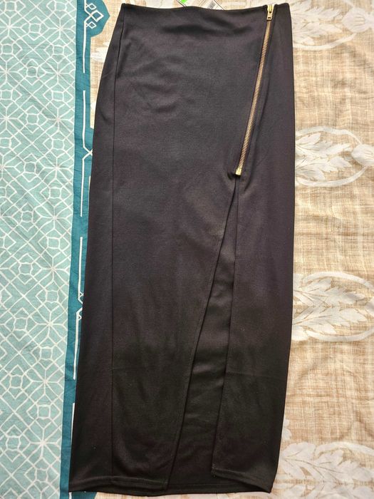 Fusta noua, chic, lunga cu crapatura pe picior 38-40