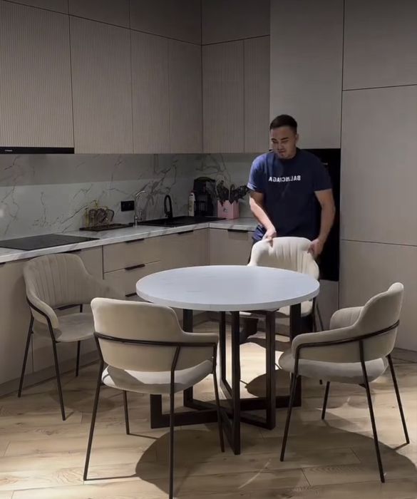 Продается стол трансформер почти новый