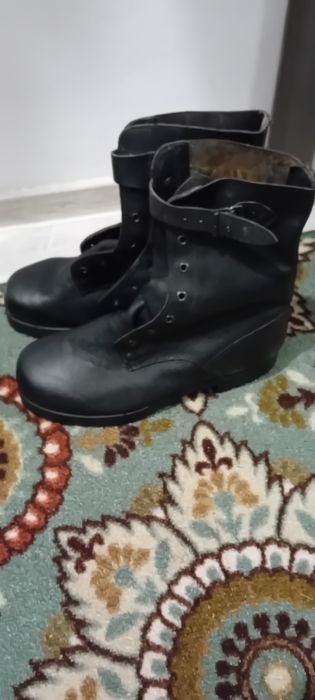 Vând bocanci militari