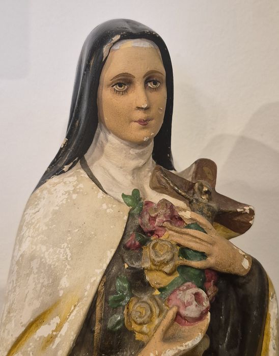 Statuetă catolică veche Sfânta Tereza de Lisieux, din ipsos, de la începutul secolului al XX-lea