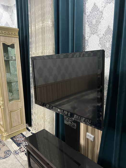 телевизор 42 LG  чистий карея