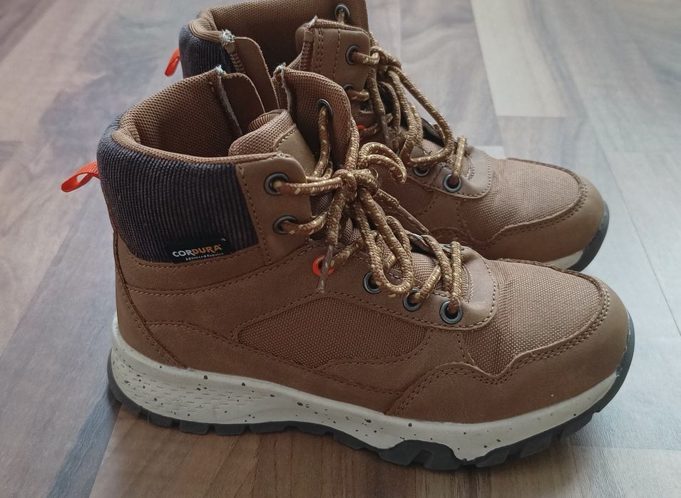 Ghete băieți și adidași
