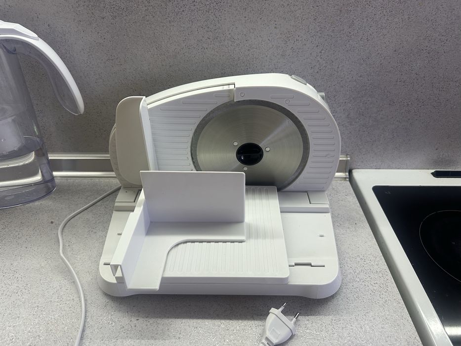 Продавам ел.машина за рязане на колбаси.