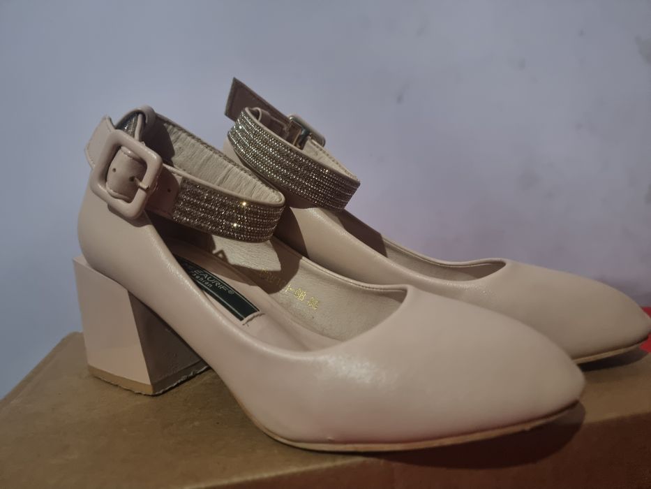 Tufli. Rangi bejeviyga oʻxshab koʻringan. Asli och gryazniy rozoviy