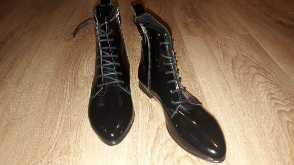 Продаются ботинки