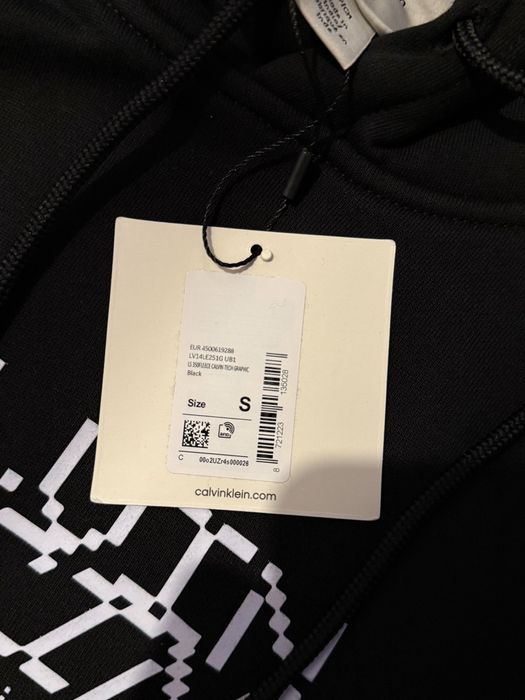 Суйчър Calvin Klein чисто нов