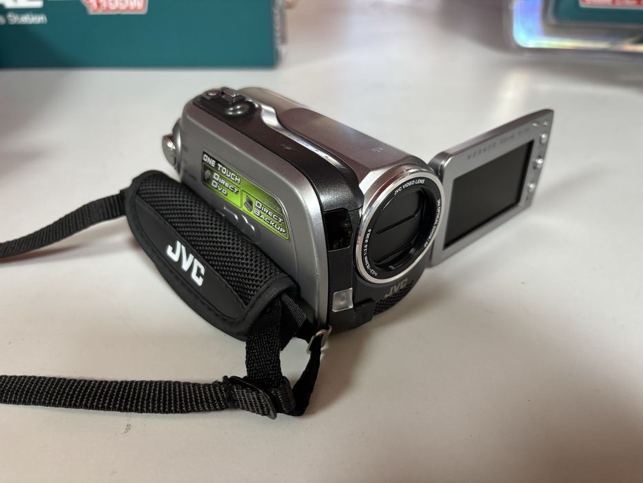 Видеокамера JVC Everio GZ-MG142E
