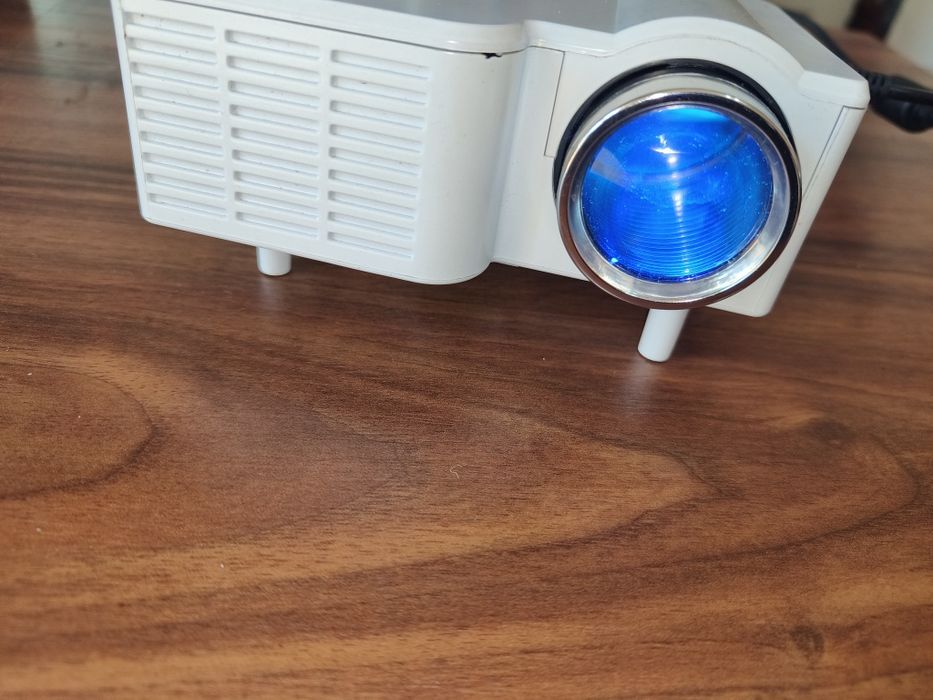 Vând mini proiector