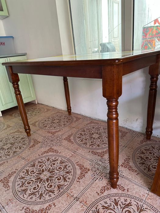 Стол  и стулья  для кухни