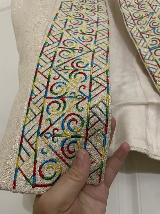 Қазақша көйлек кәжекеймен сатылады.