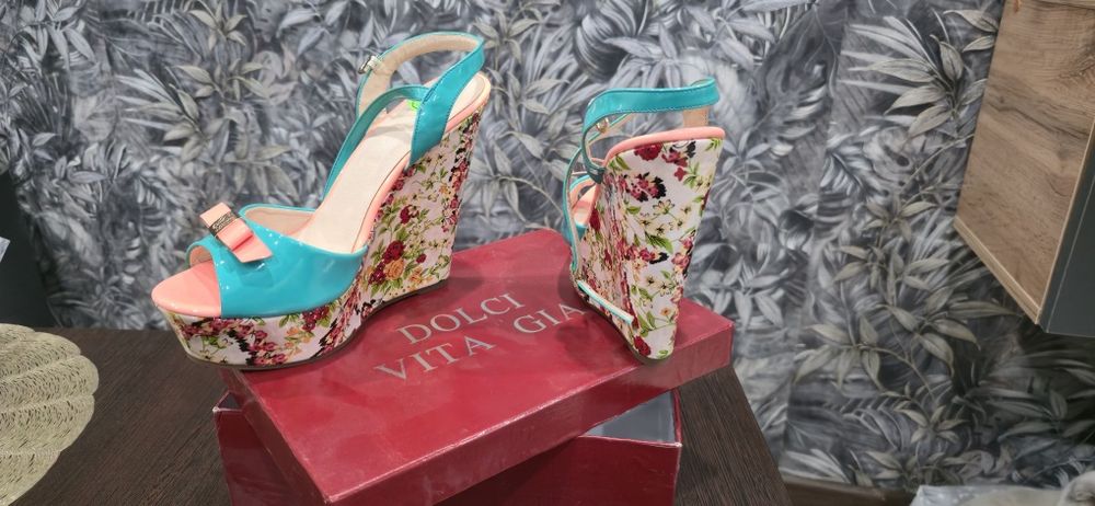 Обувь, туфли, сапоги.