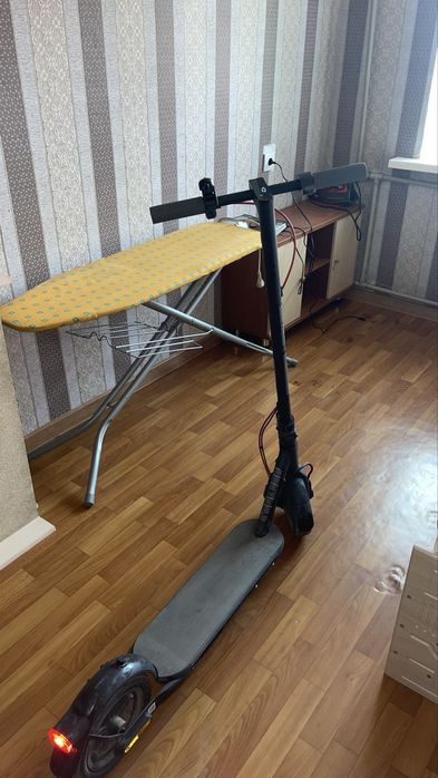 Продам Электросамокат Xiaomi Electric Scooter 4 черный