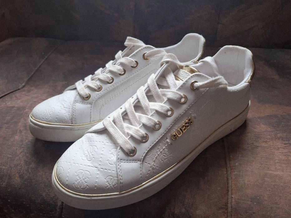 Сникърси Guess нови