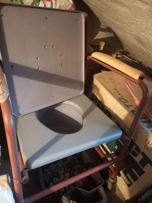 Инвалиден,тоалетна стол със степени и колела