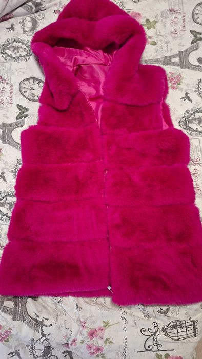 Продавам чисто нов дълъг елек с качулка