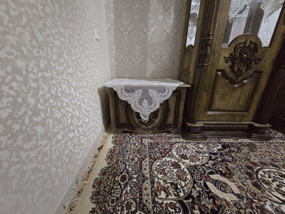 Срочно продам гостиный пенал и комод в комплекте.