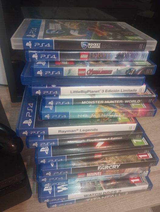 Vând PS4 Pro+două contolere+15 jocuri