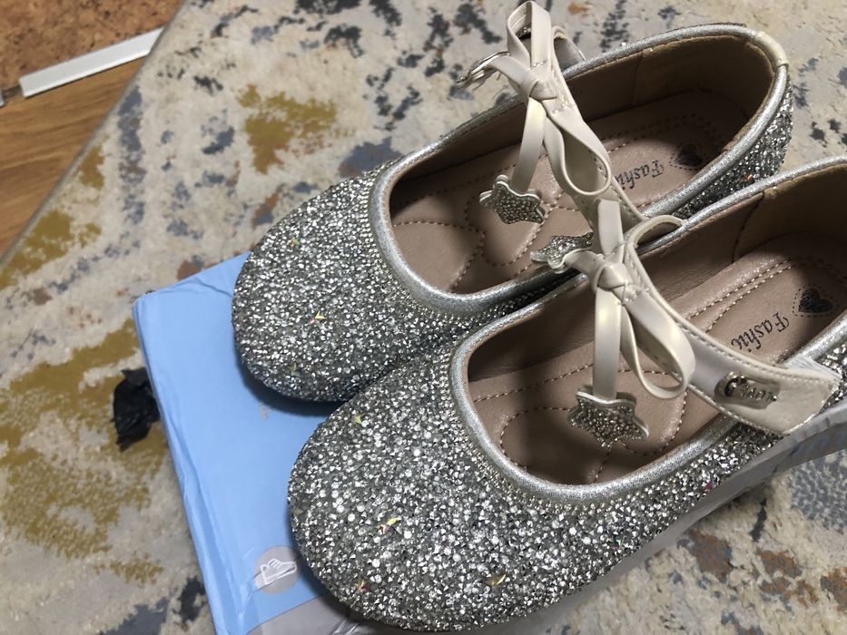 Детские туфли, блестящие