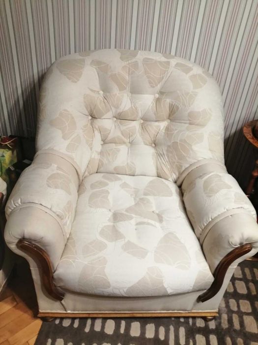 Продавам холна гарнитура .Диван два фотьойла и табуретка