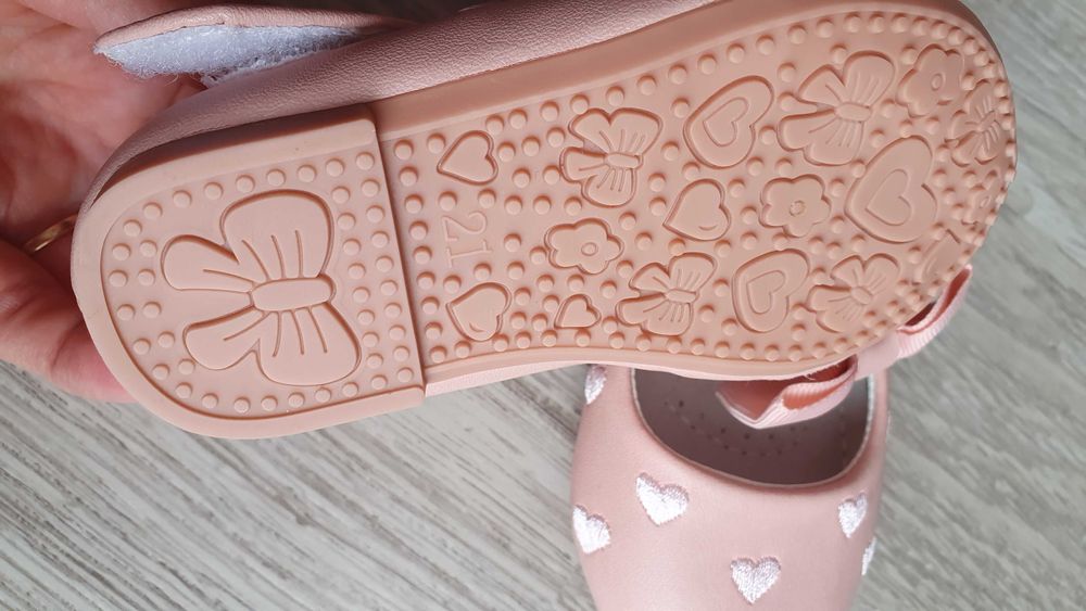 Детски розови обувки